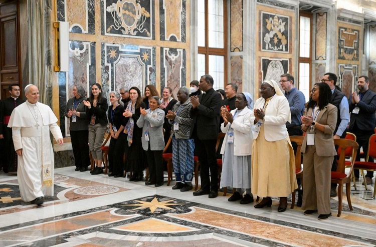 El Papa lamentó que haya fondos para abortos, pero no para madres y familias