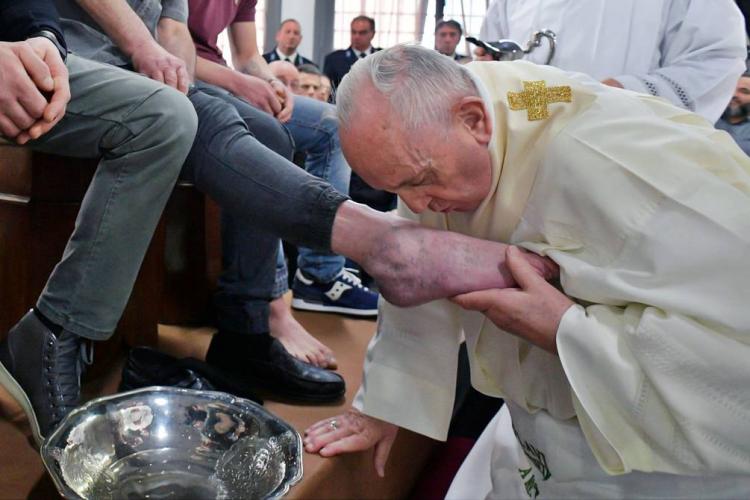 Jueves Santo: el Papa lavará los pies de 12 mujeres presas