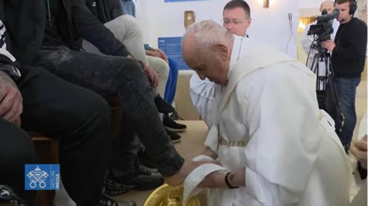 El Papa lavó los pies de 12 jóvenes del penal de menores de Casal del Marmo El Papa lavó los pies de 12 jóvenes del penal de menores de Casal del Marmo