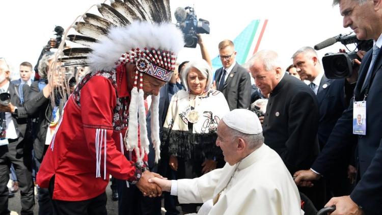 El Papa llegó a Canadá y se encontrará con indígenas en un viaje de reconciliación El Papa llegó a Canadá y se encontrará con indígenas en un viaje de reconciliación