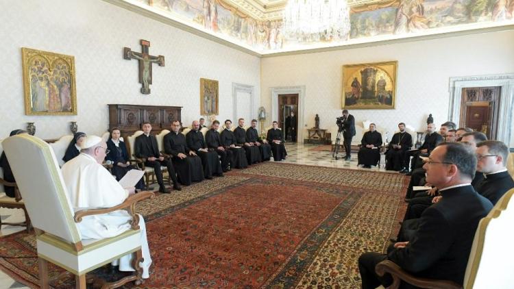 El Papa: los sacerdotes que se confiesan son "grandes perdonadores" El Papa: los sacerdotes que se confiesan son "grandes perdonadores"