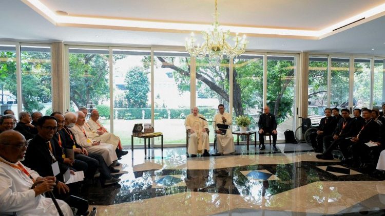 El Papa mantiene un 'encuentro fraterno' con los jesuitas en Indonesia El Papa mantiene un 'encuentro fraterno' con los jesuitas en Indonesia