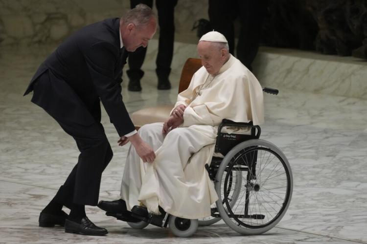 El Papa no presidirá la misa y procesión del Corpus Christi a causa del dolor de su rodilla El Papa no presidirá la misa y procesión del Corpus Christi a causa del dolor de su rodilla