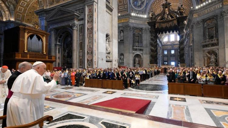 Francisco: 'Pablo VI y Juan XXIII demuestran que Dios no hace santos en un laboratorio'