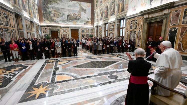 El Papa pide a los comunicadores católicos compartir el Evangelio con el corazón