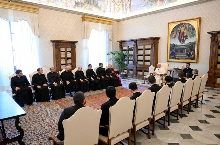 El Papa pide a los futuros nuncios 'capacidad de escucha y cercanía' El Papa pide a los futuros nuncios 'capacidad de escucha y cercanía'