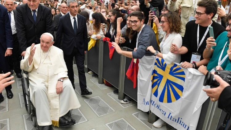 El Papa pide a los jóvenes cambiar el "no me importa" por el "me interesa" El Papa pide a los jóvenes cambiar el "no me importa" por el "me interesa"