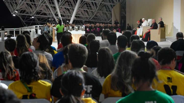 El Papa pide a los jóvenes que sean dignos de quienes les transmitieron la fe El Papa pide a los jóvenes que sean dignos de quienes les transmitieron la fe