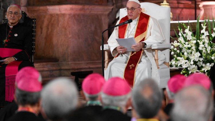 El Papa pide a los líderes de la Iglesia 'abrazar al mundo con el Evangelio' El Papa pide a los líderes de la Iglesia 'abrazar al mundo con el Evangelio'