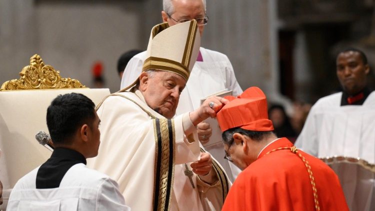 El Papa les pide a los nuevos cardenales que nunca se aparten del camino de Jesús El Papa les pide a los nuevos cardenales que nunca se aparten del camino de Jesús