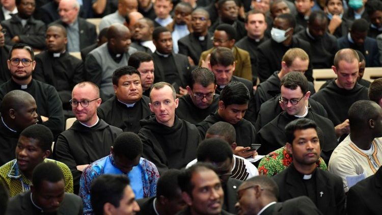 El Papa pide a los seminaristas "asumir el estilo de Dios" que es la cercanía El Papa pide a los seminaristas "asumir el estilo de Dios" que es la cercanía