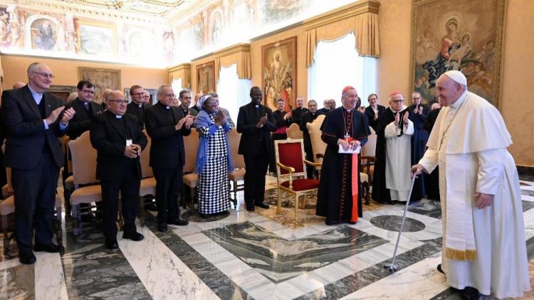 El Papa a los teólogos: "no adoctrinar a la gente con nuevas doctrinas" El Papa a los teólogos: "no adoctrinar a la gente con nuevas doctrinas"