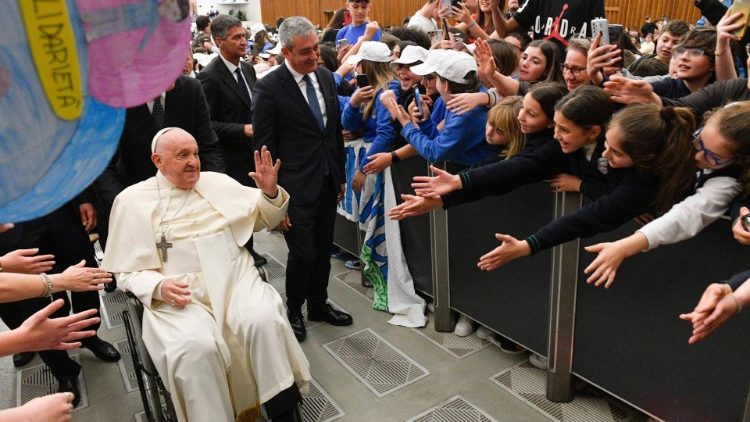 El Papa pide a los niños ser 'artesanos de la paz' en un tiempo marcado por la guerra El Papa pide a los niños ser 'artesanos de la paz' en un tiempo marcado por la guerra