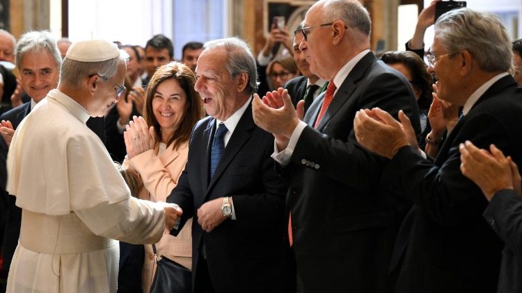 El Papa pide 'pensamiento crítico' para afrontar la revolución digital El Papa pide 'pensamiento crítico' para afrontar la revolución digital