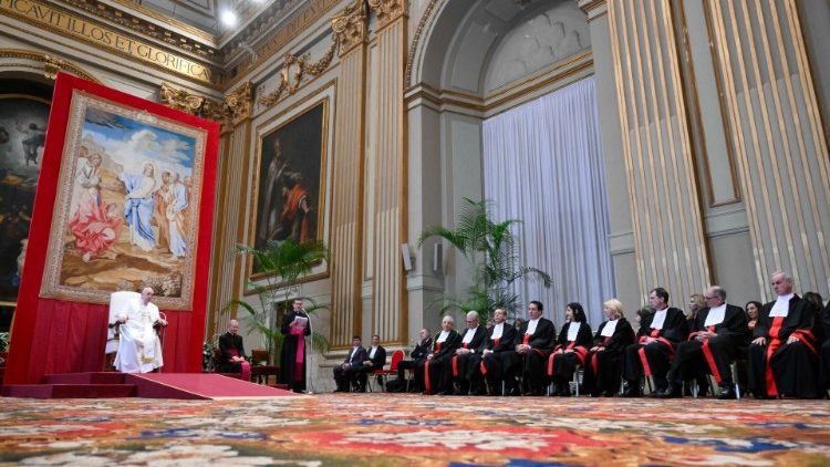 Francisco pide valentía y fortaleza a quienes imparten justicia en el Vaticano Francisco pide valentía y fortaleza a quienes imparten justicia en el Vaticano