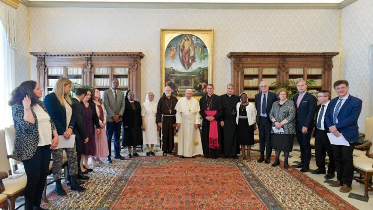 El Papa pidió acompañar a víctimas de abusos en el camino de curación y de justicia