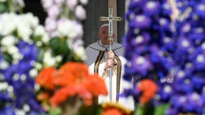 El Papa presidió la misa pascual rodeado de fieles y de flores El Papa presidió la misa pascual rodeado de fieles y de flores