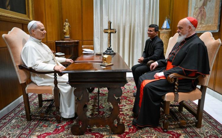 El Papa recibe al cardenal de Teherán recientemente evacuado de Irán