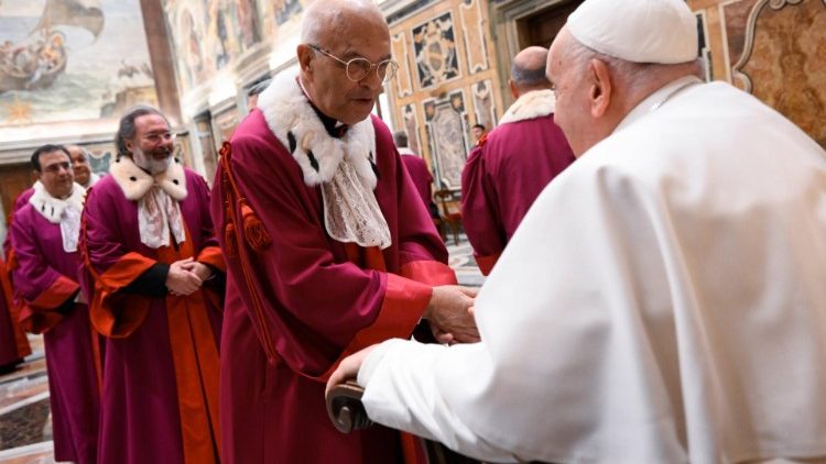 El Papa recomienda discernimiento 'de rodillas' en los procesos de nulidad matrimonial El Papa recomienda discernimiento 'de rodillas' en los procesos de nulidad matrimonial