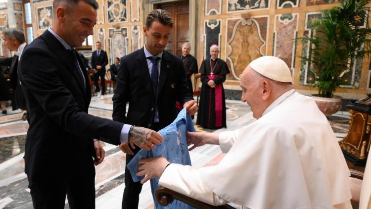 El Papa recuerda que 'el deporte enseña sacrificio y trabajo en equipo' El Papa recuerda que 'el deporte enseña sacrificio y trabajo en equipo'