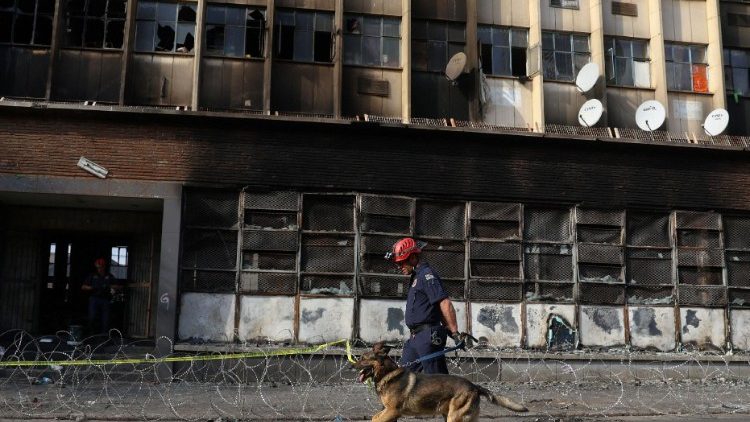 El Papa rezó por las decenas de víctimas del incendio de Johannesburgo