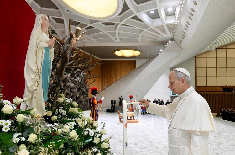 El Papa rezó por los enfermos ante la imagen de la Virgen de Lourdes