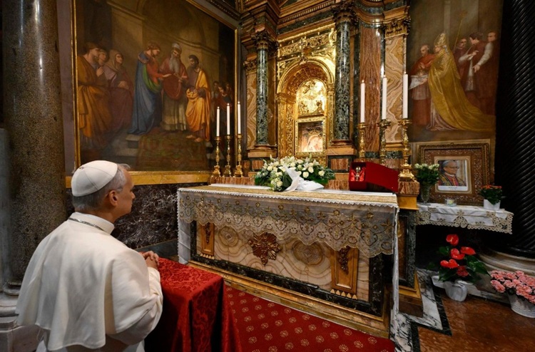 El Papa sale por primera vez del Vaticano para visitar un santuario mariano El Papa sale por primera vez del Vaticano para visitar un santuario mariano