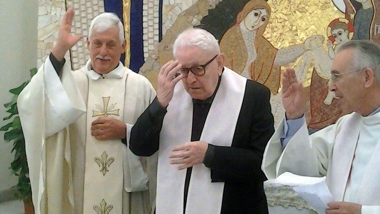 El Papa saludó al jesuita de 100 años El Papa saludó al jesuita de 100 años