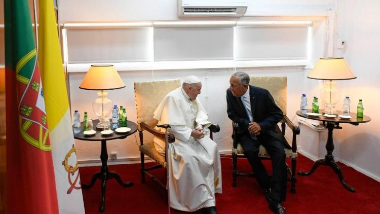 El Papa se encuentra con el presidente portugués tras la ceremonia de bienvenida