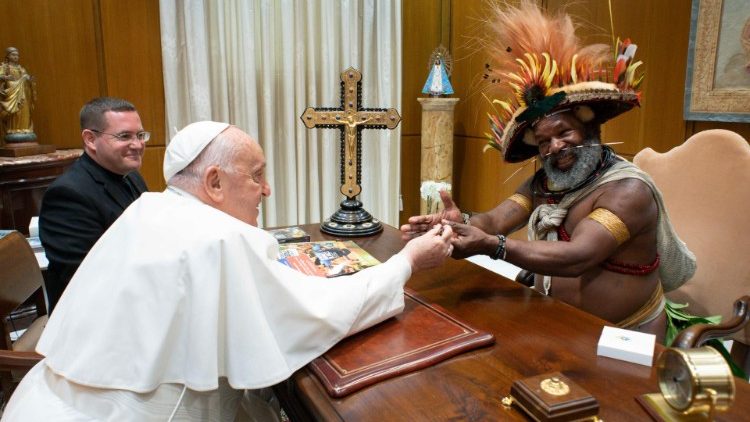 Reunión del Papa con un líder tribal ambientalista de Papúa Nueva Guinea Reunión del Papa con un líder tribal ambientalista de Papúa Nueva Guinea