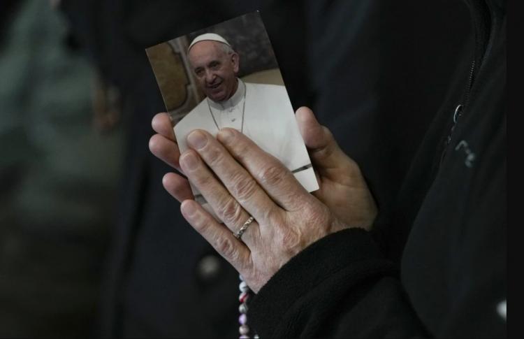 El Papa vuelve a mostrar mejoría y abandona la ventilación no invasiva nocturna El Papa vuelve a mostrar mejoría y abandona la ventilación no invasiva nocturna