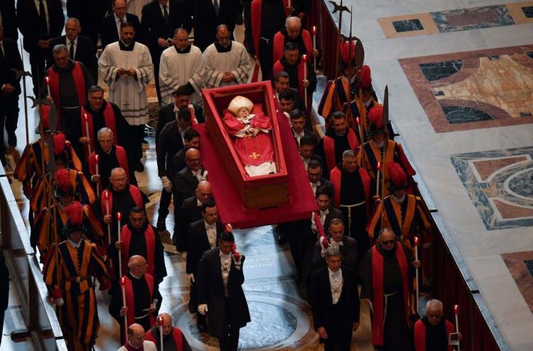 El rito de clausura del ataúd, en una ceremonia privada el viernes por la noche El rito de clausura del ataúd, en una ceremonia privada el viernes por la noche