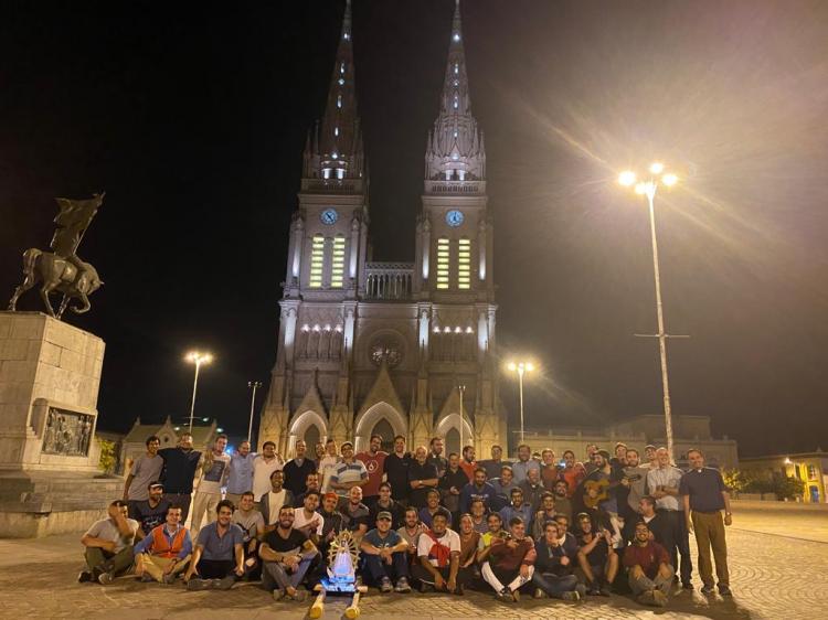 El seminario de Buenos Aires peregrinó a Luján desde El Cenáculo- La Montonera