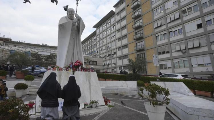 Francisco pasó otra noche tranquila tras consignarse una mejoría 'gradual y ligera' Francisco pasó otra noche tranquila tras consignarse una mejoría 'gradual y ligera'