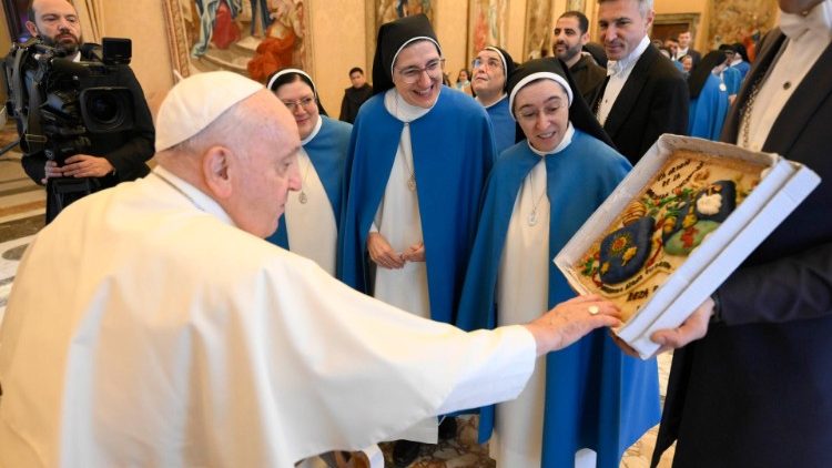 En un mundo ruidoso, es necesario el silencio para contemplar a Dios, dijo el Papa En un mundo ruidoso, es necesario el silencio para contemplar a Dios, dijo el Papa