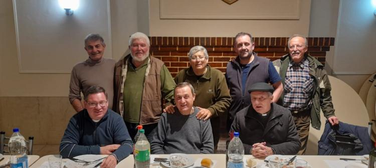 Encuentro entre el obispo de Lomas con los "guardianes" del Servicio Sacerdotal de Urgencia Encuentro entre el obispo de Lomas con los "guardianes" del Servicio Sacerdotal de Urgencia