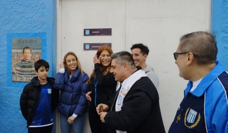 Entronizan una mayólica de Don Bosco en Racing Club Entronizan una mayólica de Don Bosco en Racing Club