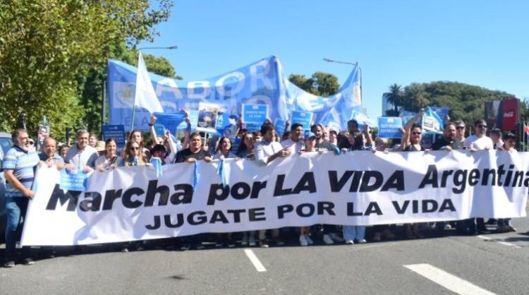 Entusiasmo en la X Marcha por la Vida en Buenos Aires Entusiasmo en la X Marcha por la Vida en Buenos Aires