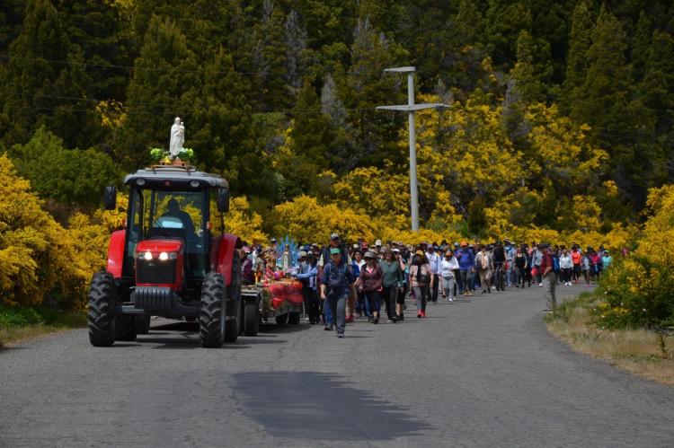 Esquel: miles de peregrinos caminaron al santuario de la Virgen de las Nieves
