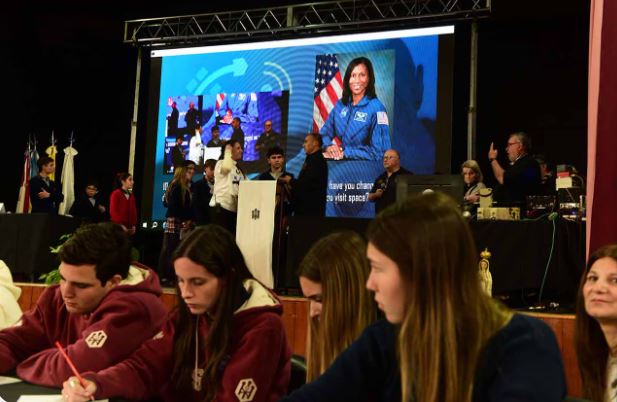 Estudiantes del Colegio FASTA Villa Eucarística contactan a astronauta de la NASA Estudiantes del Colegio FASTA Villa Eucarística contactan a astronauta de la NASA