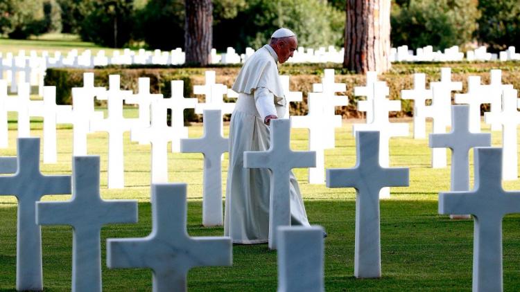 Fieles difuntos: el Papa celebrará misa en el cementerio de la II Guerra Mundial