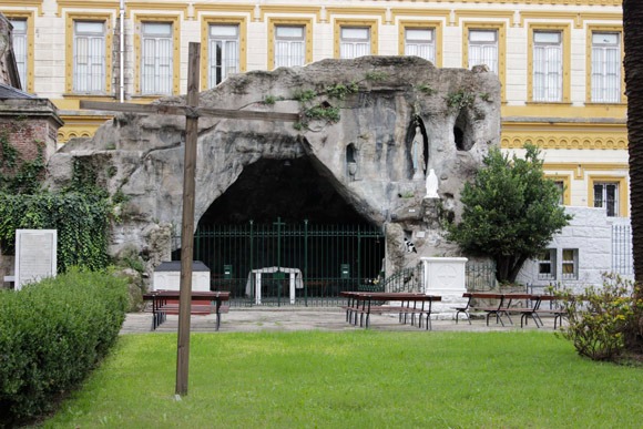 Fiesta de Nuestra Señora de Lourdes en la primera gruta edificada en el país Fiesta de Nuestra Señora de Lourdes en la primera gruta edificada en el país