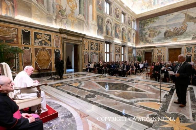 Formar a operadores y profesores que trabajen con migrantes y refugiados, pidió el Papa Formar a operadores y profesores que trabajen con migrantes y refugiados, pidió el Papa