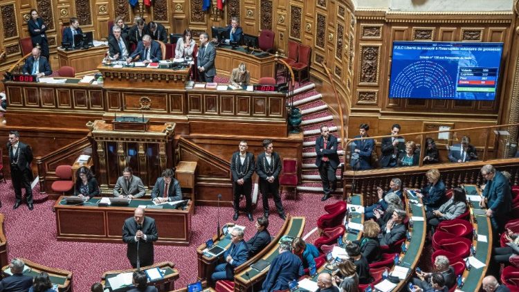 Francia: los obispos lamentan la inclusión del derecho al aborto en la Constitución