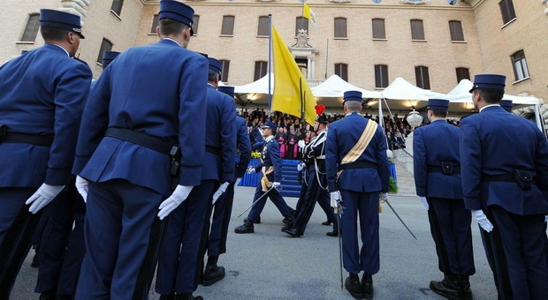 Francisco, a la Gendarmería Vaticana: 'Quien no lucha, no es cristiano' Francisco, a la Gendarmería Vaticana: 'Quien no lucha, no es cristiano'