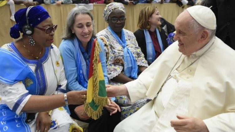 Francisco, a las mujeres: 'La Iglesia las necesita' Francisco, a las mujeres: 'La Iglesia las necesita'