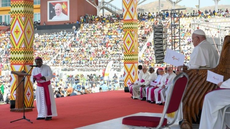 Francisco, a los jóvenes de Papúa: 'Enfrentar el futuro con sonrisas de esperanza' Francisco, a los jóvenes de Papúa: 'Enfrentar el futuro con sonrisas de esperanza'