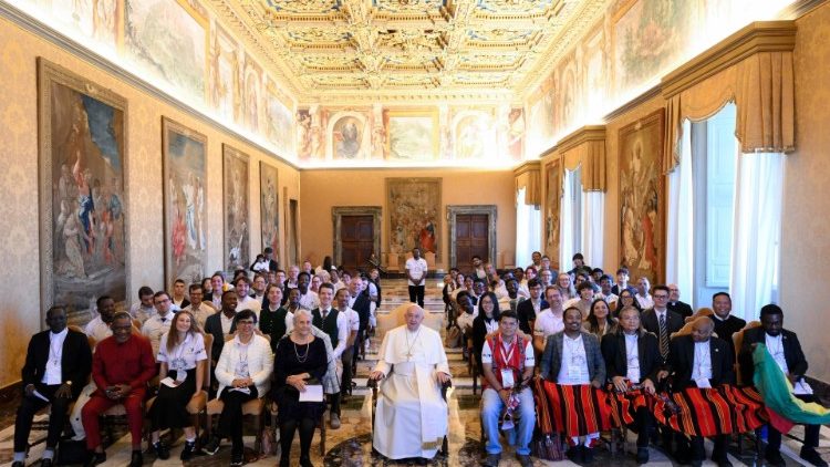 Francisco, a los jóvenes: 'Hagan la revolución de la caridad y el servicio' Francisco, a los jóvenes: 'Hagan la revolución de la caridad y el servicio'