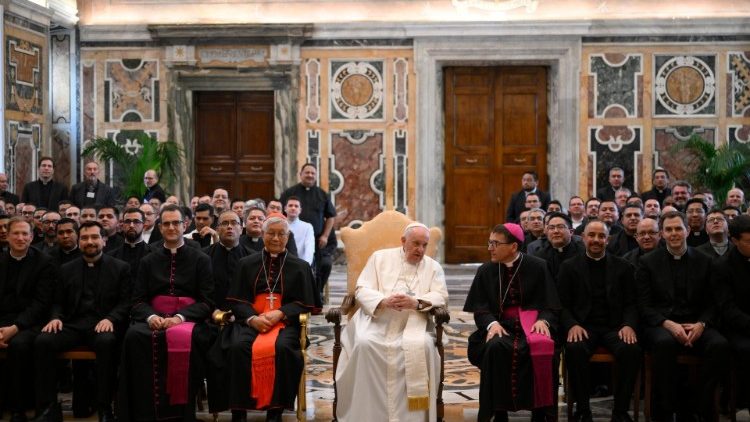 Francisco advierte a formadores de seminarios "no formar superhombres que controlen todo" Francisco advierte a formadores de seminarios "no formar superhombres que controlen todo"