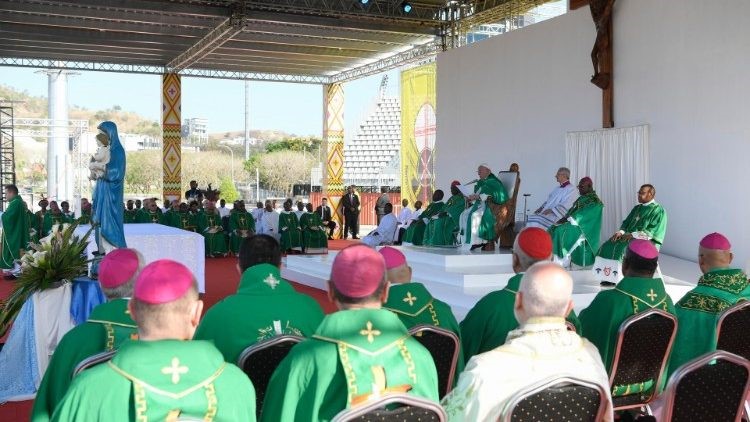 Francisco al pueblo de Papúa: 'Abrirse al encuentro con Dios y con los hermanos' Francisco al pueblo de Papúa: 'Abrirse al encuentro con Dios y con los hermanos'